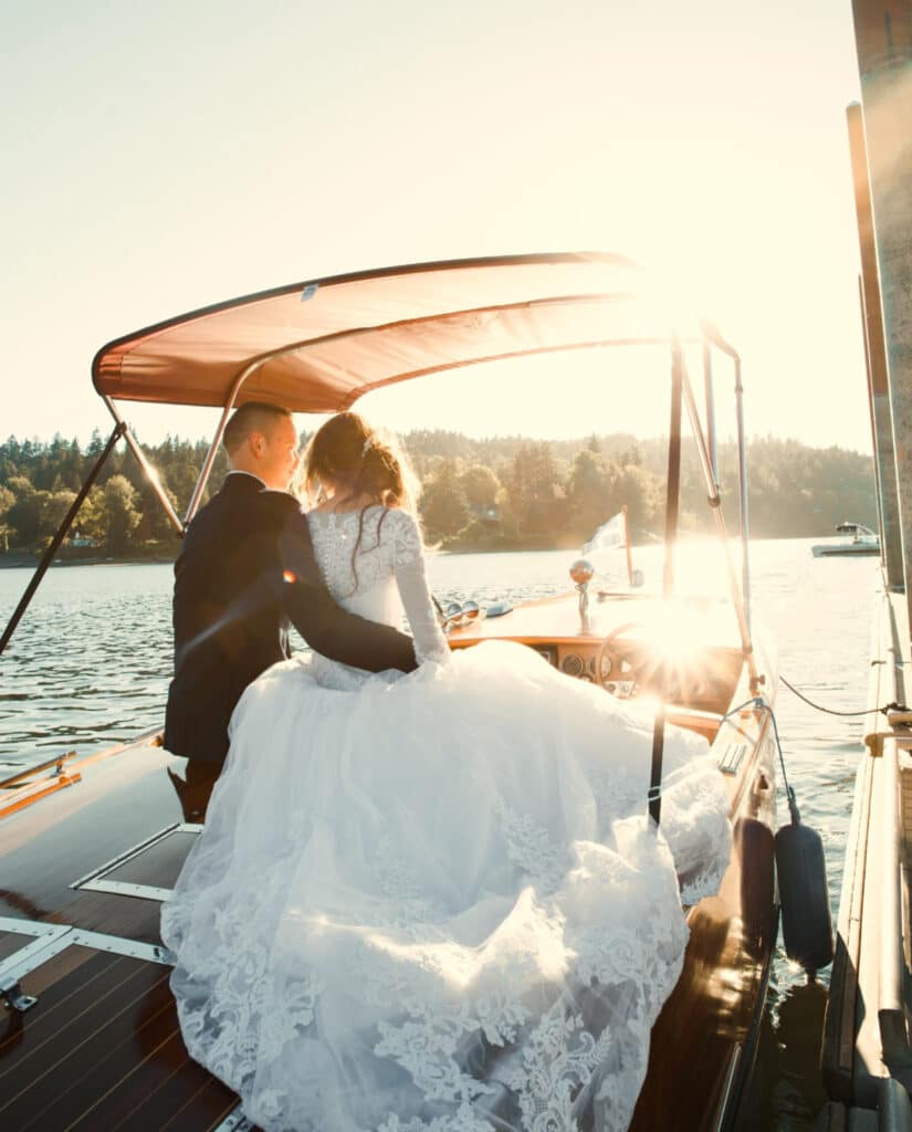 Et brudepar, der sidder på en speedbåd.