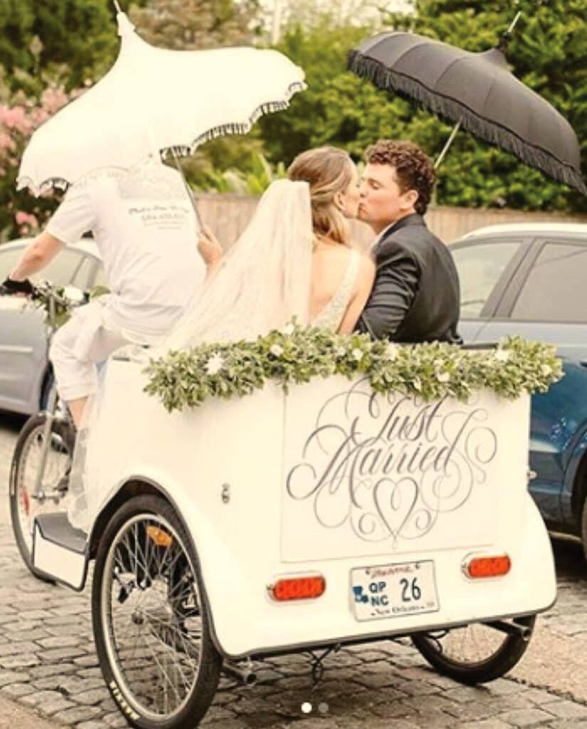 Cykeltaxi med et kyssende brudepar.
