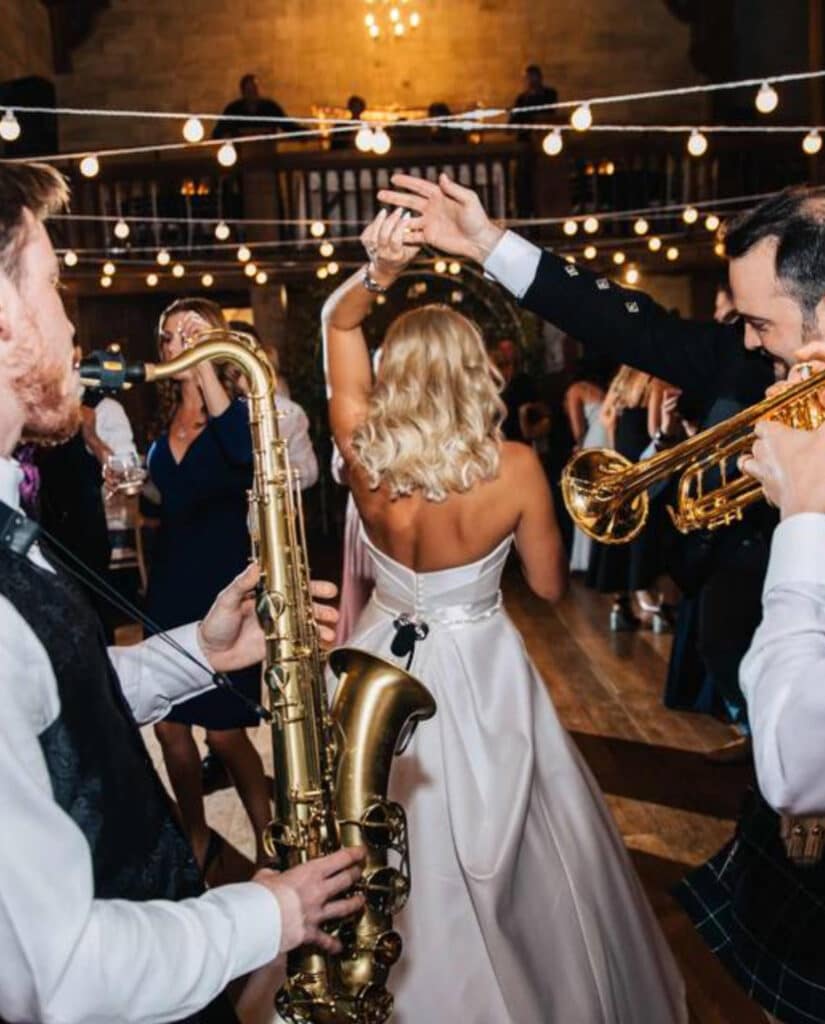 Et brudepar, der danser til livemusik.