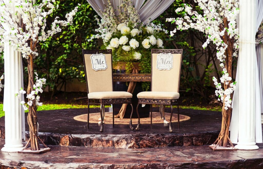 2 hvide stole med kort, hvor der står Mr. og Mrs.
