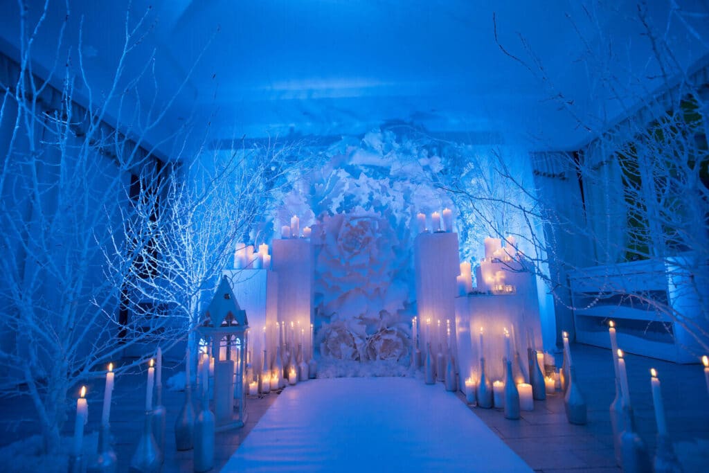 Et værelse dekoreret med stearinlys og blåt lys.